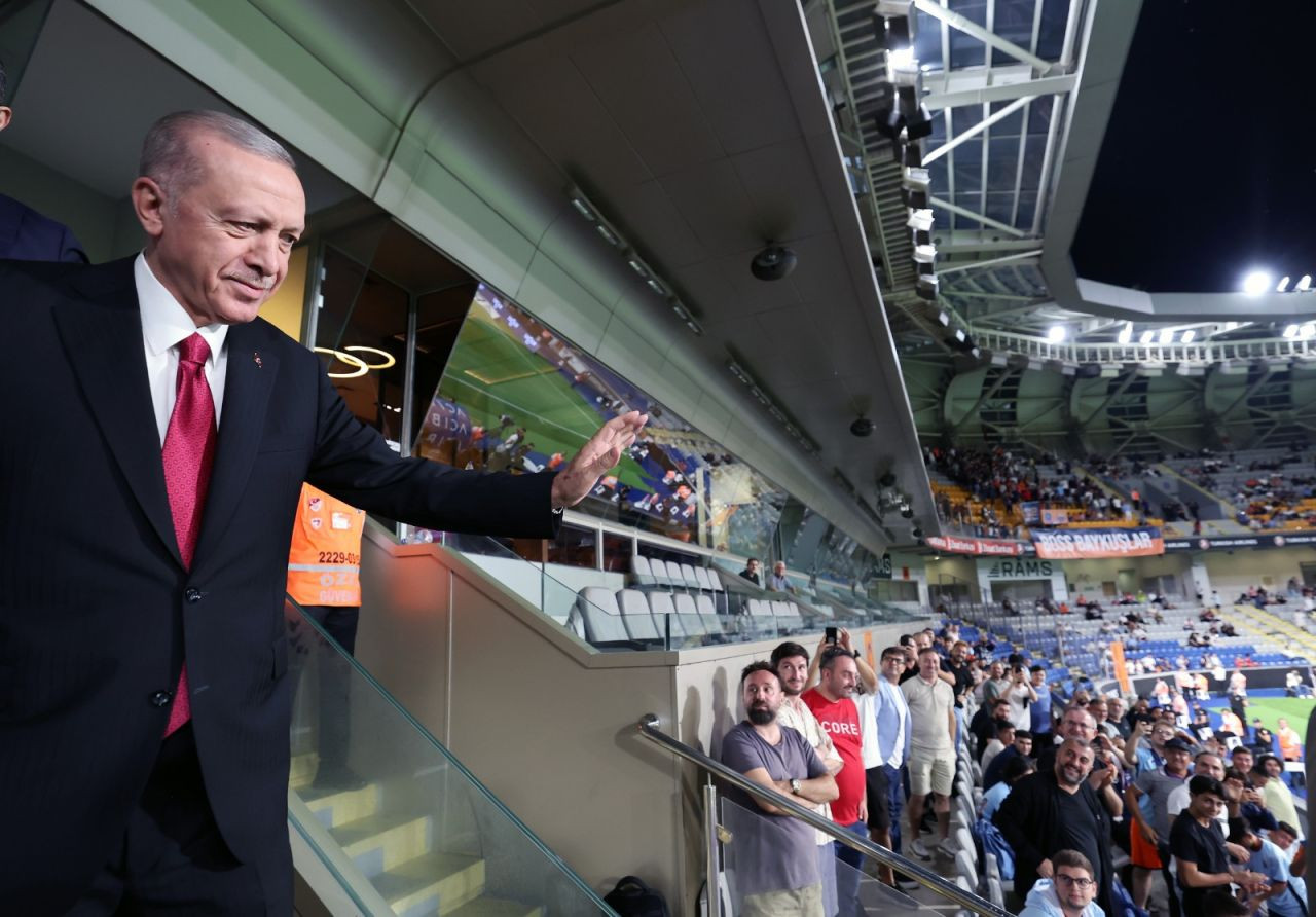 Erdoğan, Başakşehir maçına gitti: Baba olan iki futbolcuya altın taktı - Sayfa 1