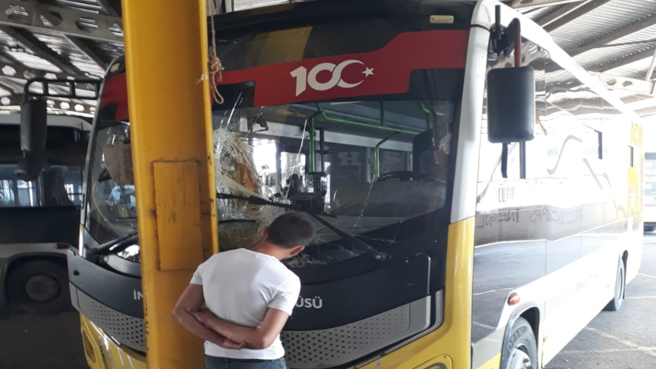 Bursa'da özel halk otobüsü 2 şoföre çarpıp yaraladı