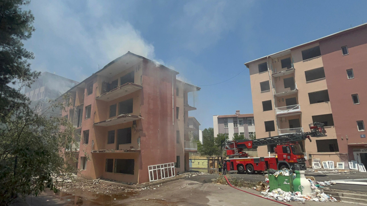 Diyarbakır'daki boş binanın çatısı yandı