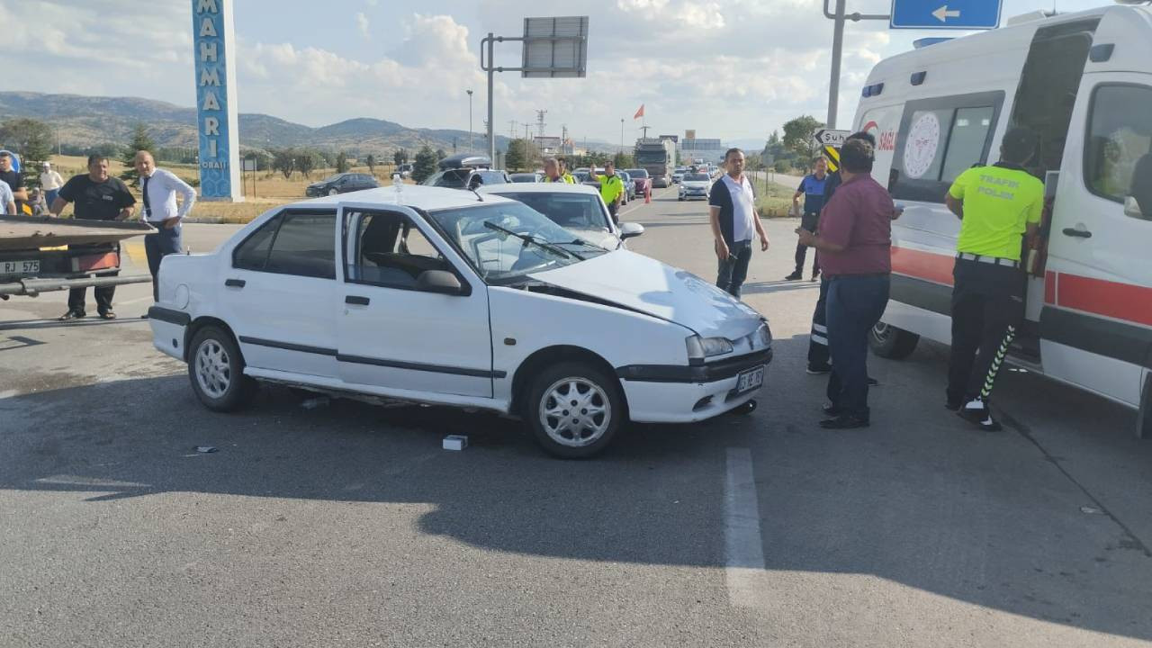 Afyonkarahisar'da iki otomobil çarpıştı: 7 yaralı