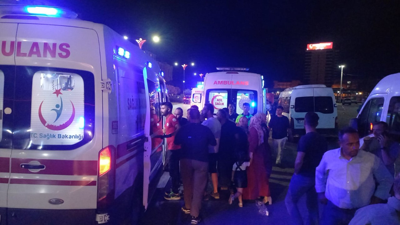 Manisa'da trafik kazası: 4 araç çarpıştı, 10 kişi yaralandı