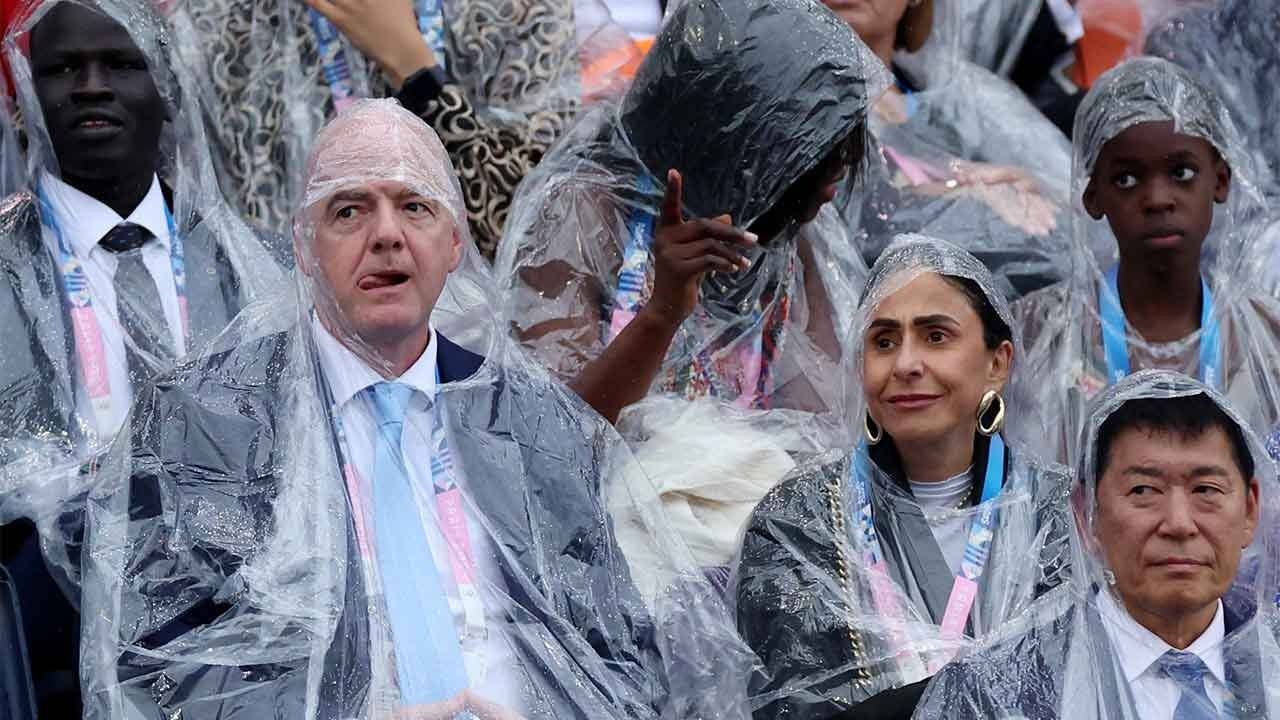 'VIP'lerin olimpiyat açılış töreninde yağmurluklarla imtihanı