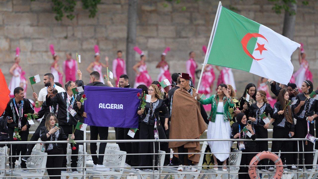 Cezayirli sporcular, olimpiyat açılışında 1961 Paris Katliamı'nı andı