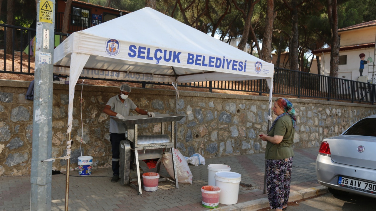 Efes Selçuk'ta, salça makinesi köy köy dolaşıyor