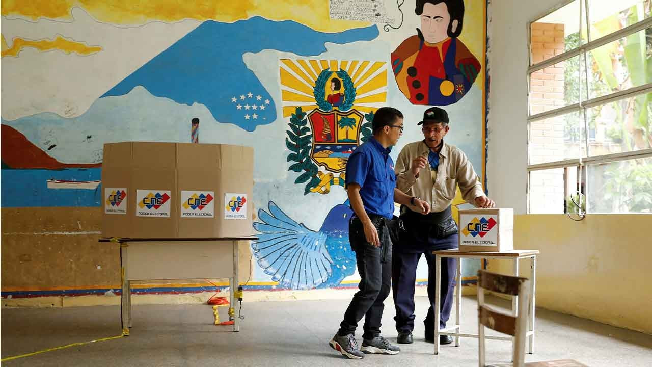 Venezuela sandık başına gidiyor: Eski liderlere giriş izni verilmedi