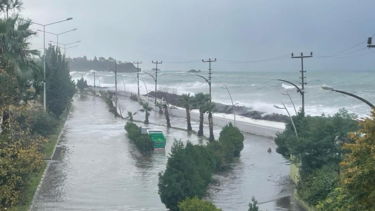 Giresun'da rüzgar ve dalga nedeniyle denize girmek yasak