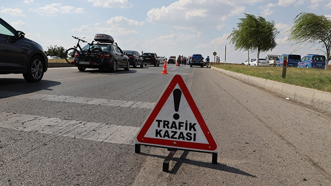 Afyon'da refüje çarpan otomobildeki 4 kişi yaralandı