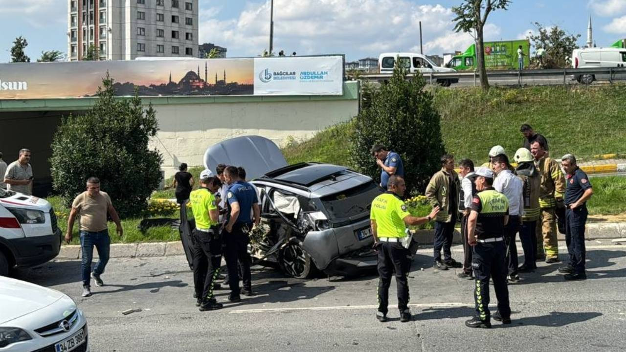 Bağcılar'da minibüs ile cip çarpıştı, 6 kişi yaralandı