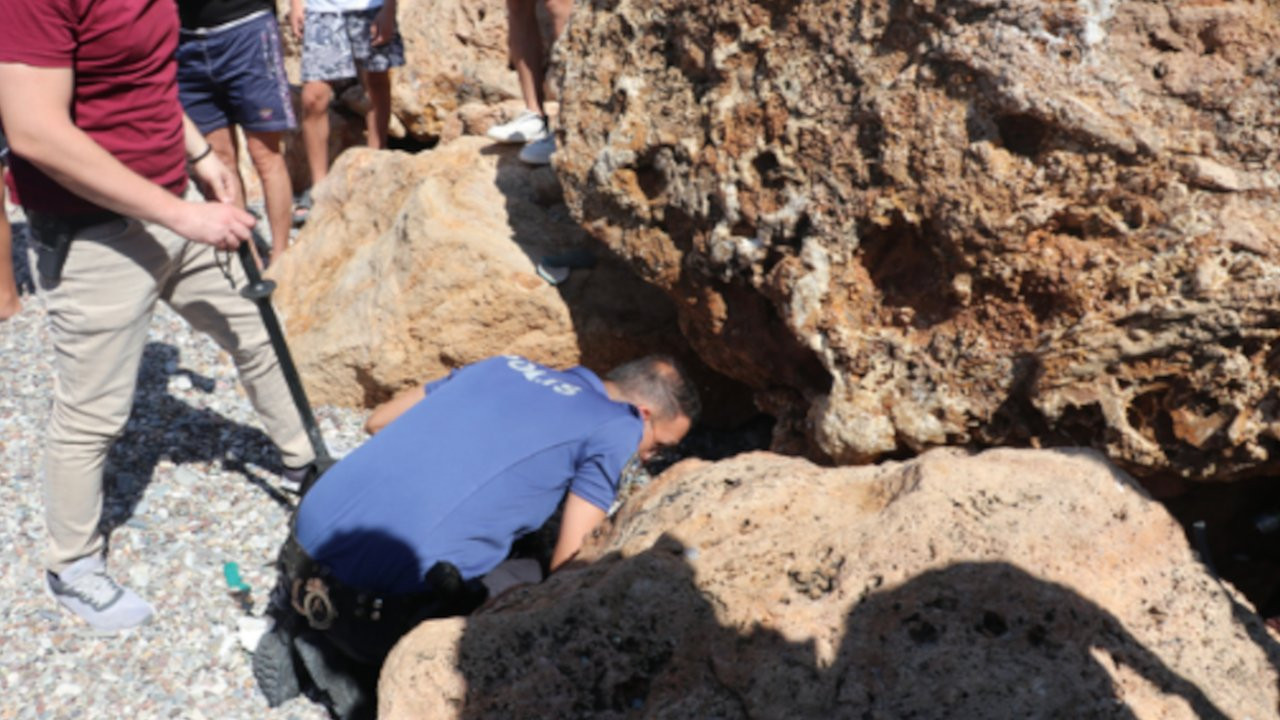 Antalya'da plajı karıştıran olay: Polise balta ve neşterle direndiler