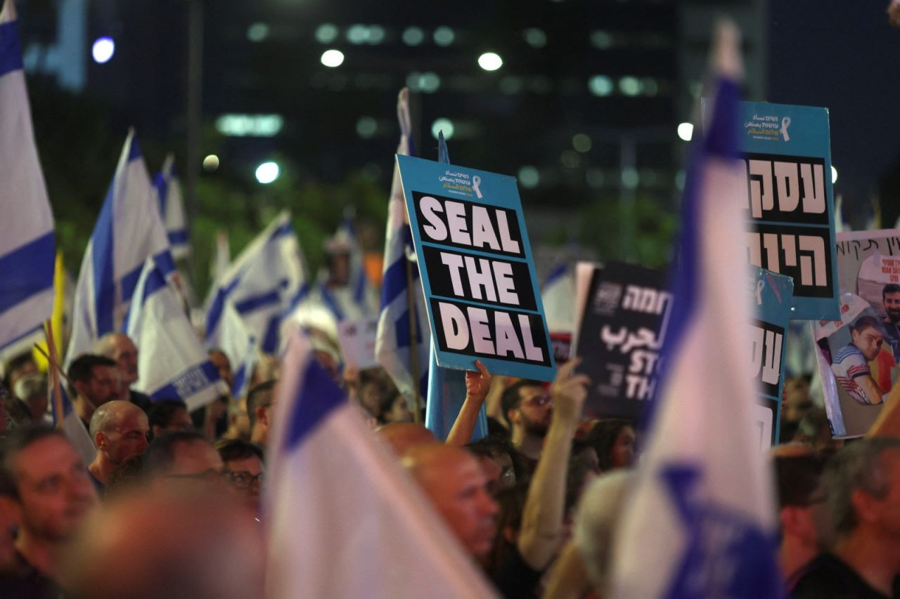 İsrail'de binler Netanyahu'ya karşı sokakta: 'Sen baştasın, sen suçlusun' - Sayfa 2