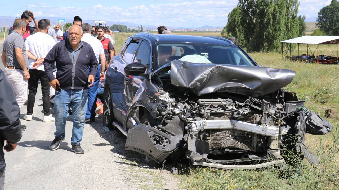 Ağrı'da 2 otomobil çarpıştı: 13 kişi yaralandı