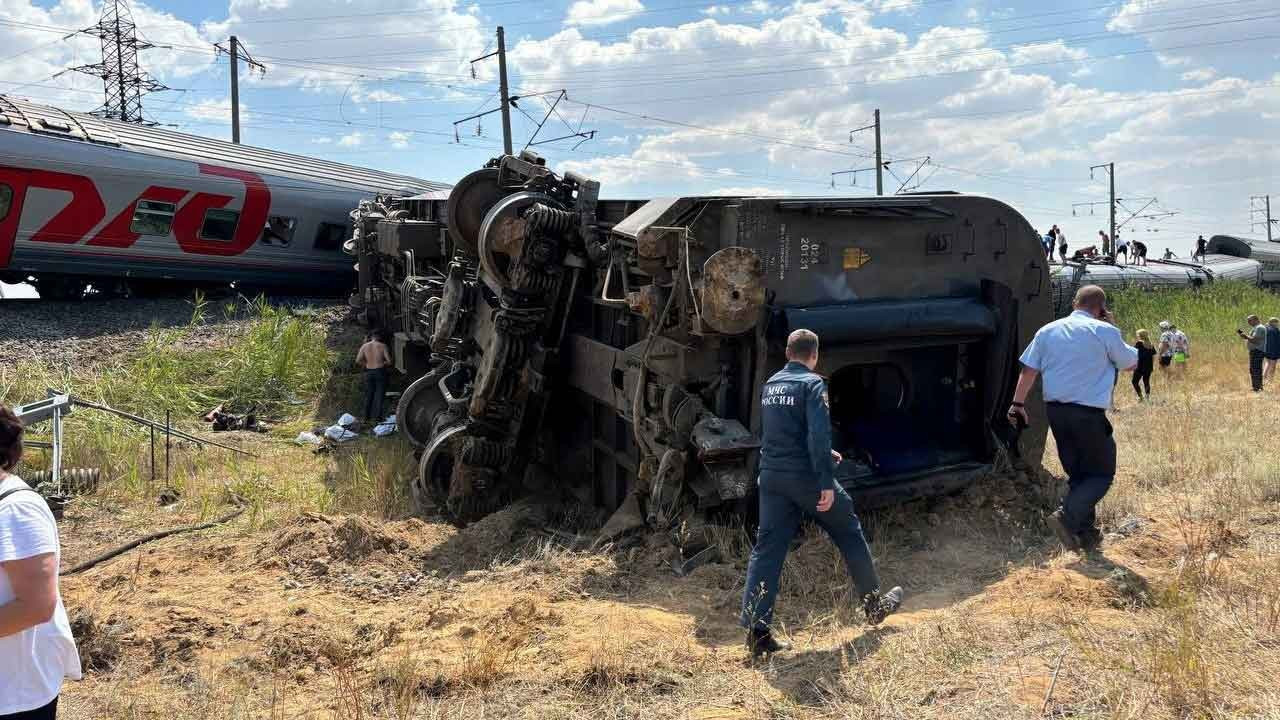 Rusya'da kamyonla çarpışan yolcu treni raydan çıktı: En az 140 yaralı