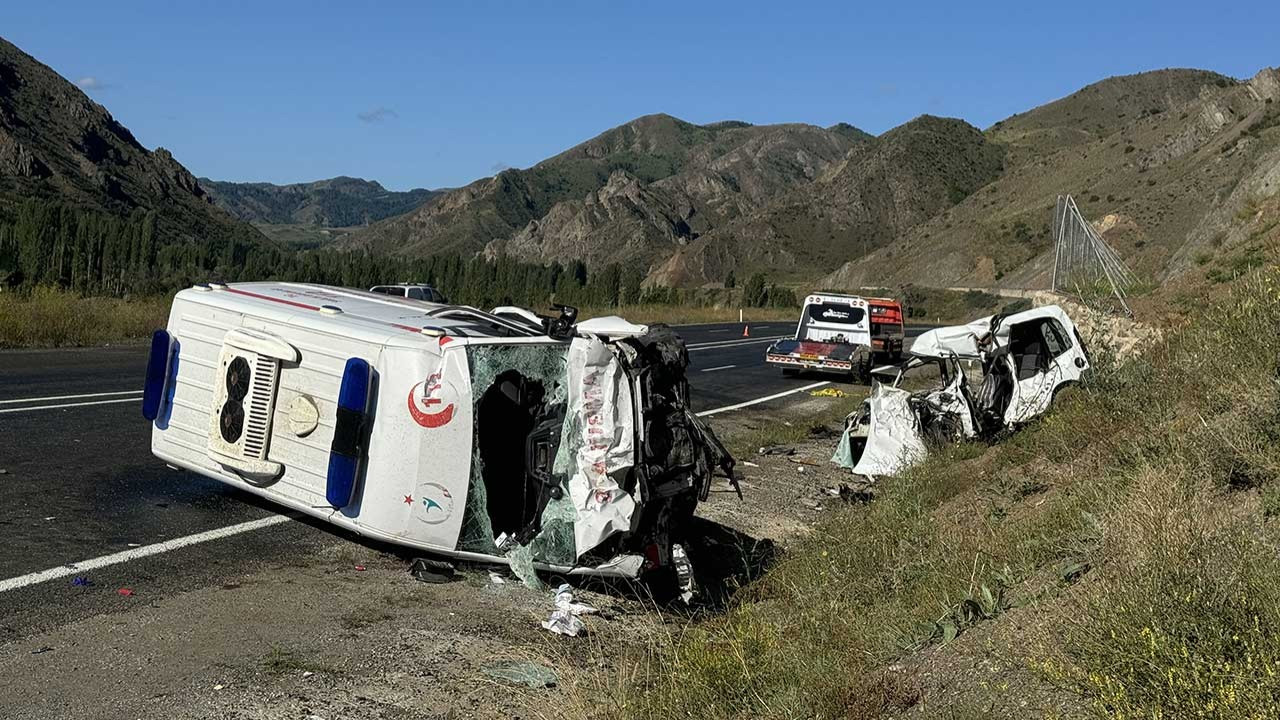 Erzurum'da ambulans ile otomobil çarpıştı: 4 kişi öldü, 1 kişi yaralı