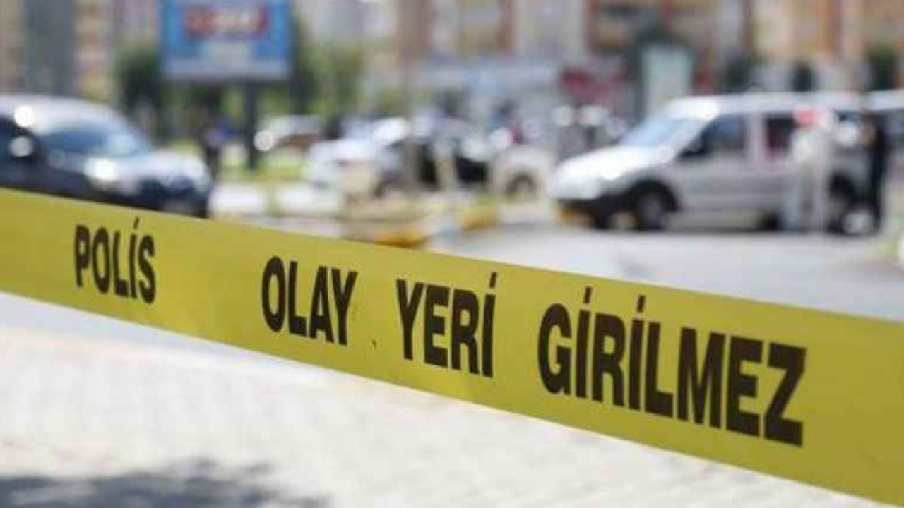 Sakarya'da devrilerek yanan atık kağıt yüklü tırın sürücüsü hafif yaralandı