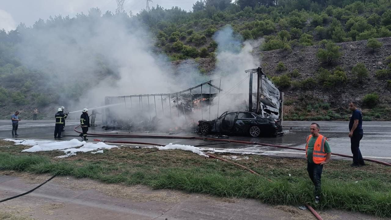 Hatay'da tır ve otomobil çarpıştı, 2 sürücü yaralandı