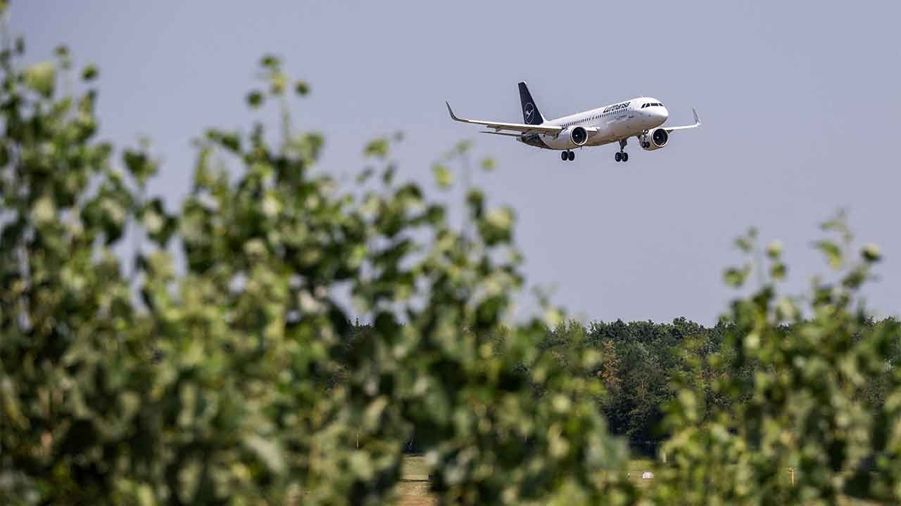 İsrail'e giden uçak Kıbrıs'a indi: 'Kabin ekibi reddetti'
