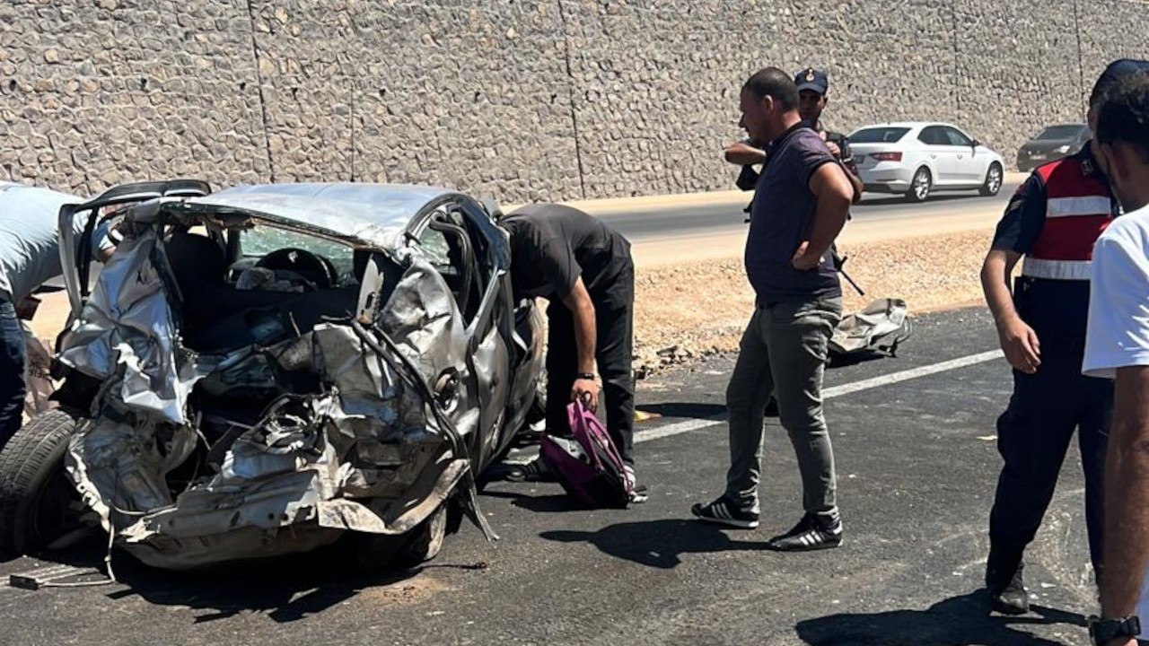 Diyarbakır'da 2 TIR ile otomobil çarpıştı: 1 ölü, 4 yaralı