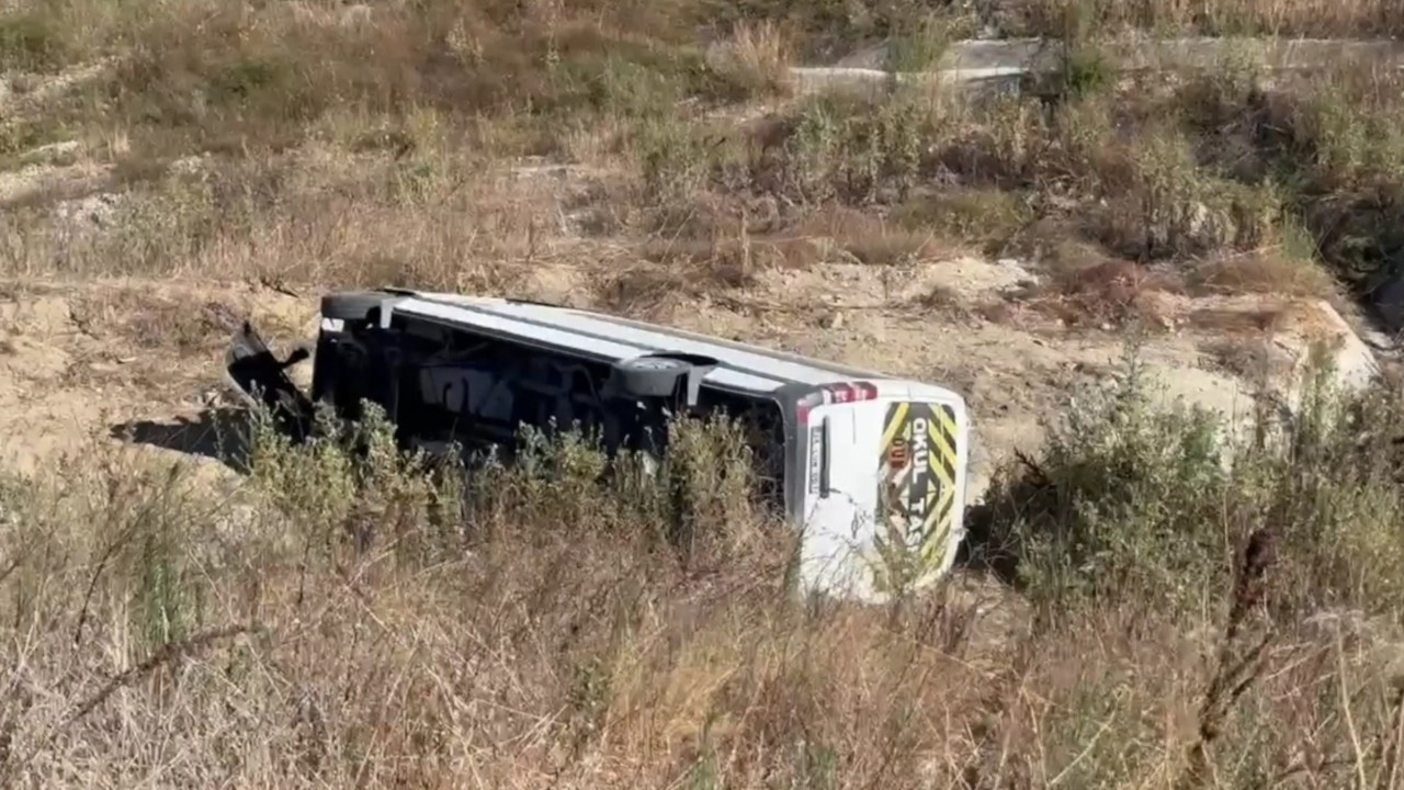 Havalimanı personelini taşıyan minibüs şarampole uçtu