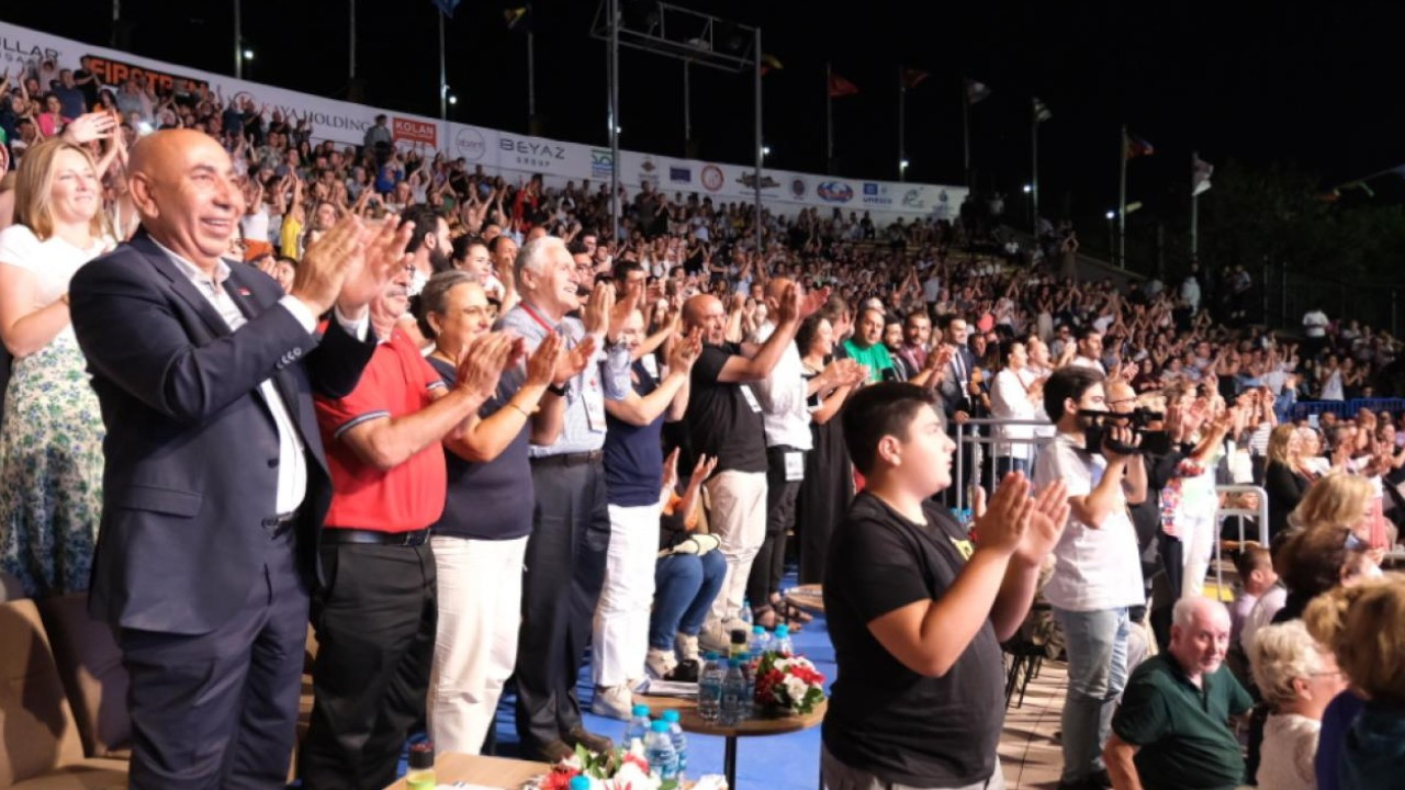 Oyuncu Ahmet Mekin ve Göksel Kortay, Büyükçekmece'de ödül aldı