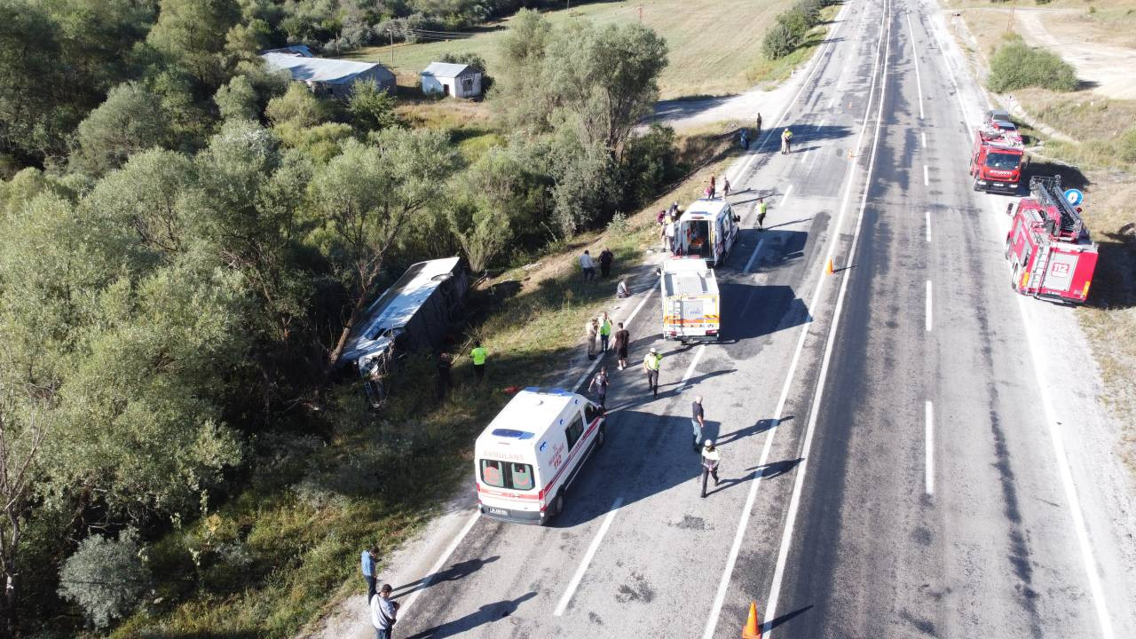 Erzincan'da yolcu otobüsü devrildi: 14 kişi yaralandı