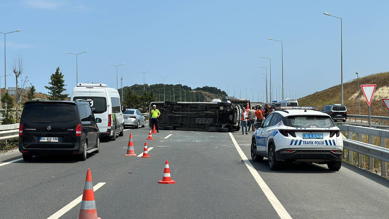 Arnavutköy'de devrilen minibüs trafiği olumsuz etkiledi