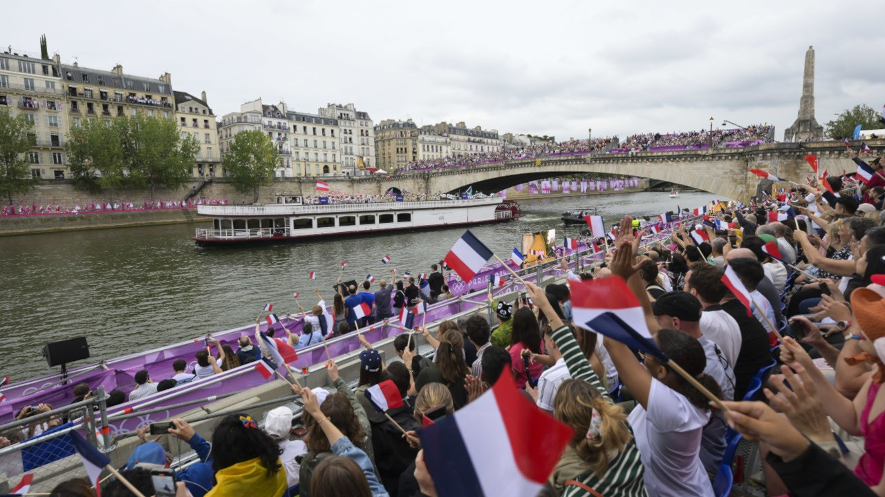 Paris 2024: Koli basili bulaşan triatlet yarıştan çekildi