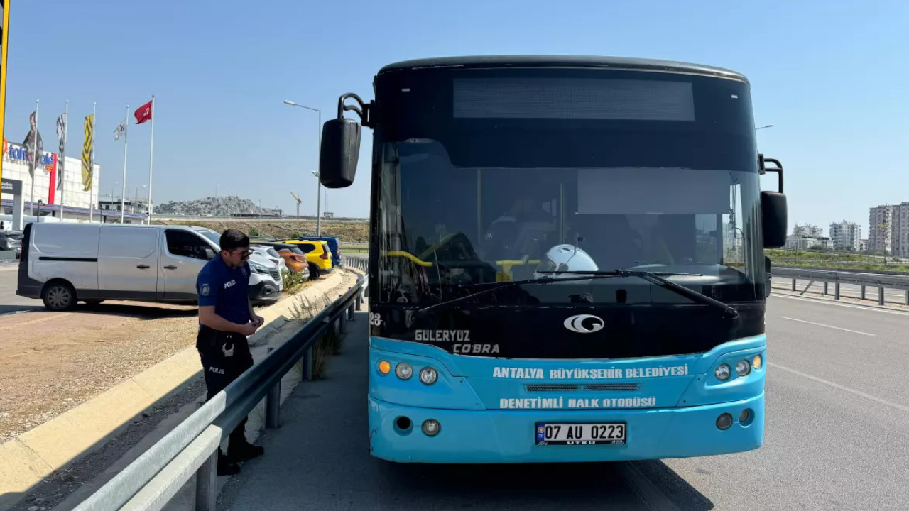 Halk otobüsünün önünü kesti, şoförü darbetti, kontak anahtarı aldı