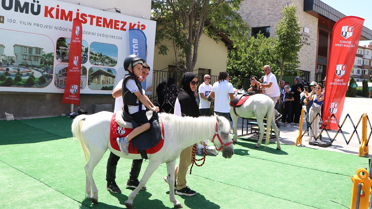 Niğdeli çocuklar Pony Club etkinliğinde atlarla tanıştı