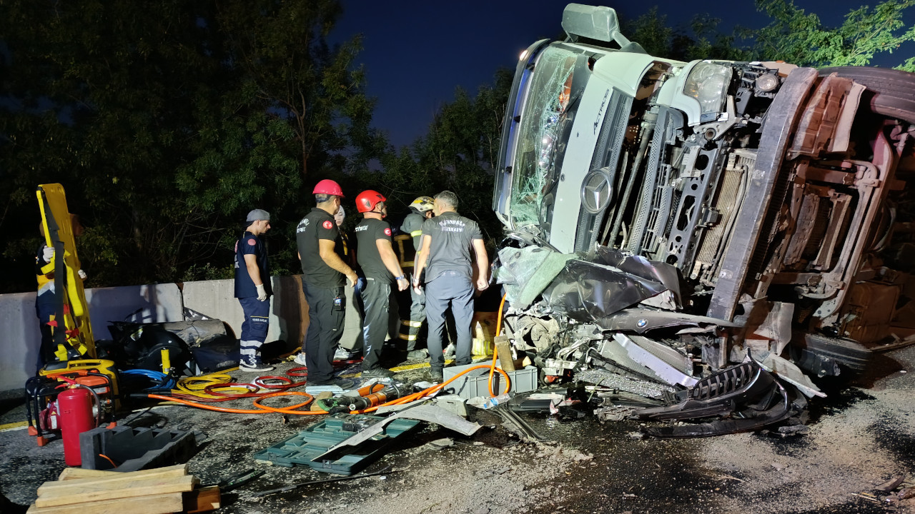 Düzce'de TIR otomobilin üstüne devrildi: 1 yaralı