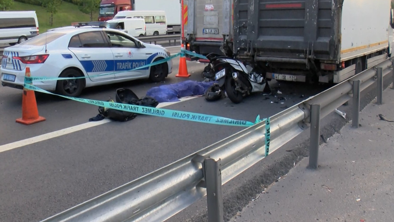 Emniyet şeridindeki kamyonete arkadan çarpan motosiklet sürücüsü öldü