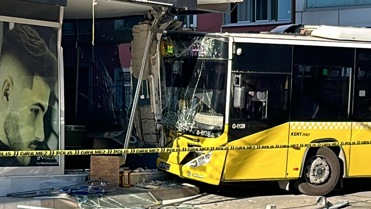 Pendik'te İETT otobüsü berber dükkanına girdi: 6 yaralı