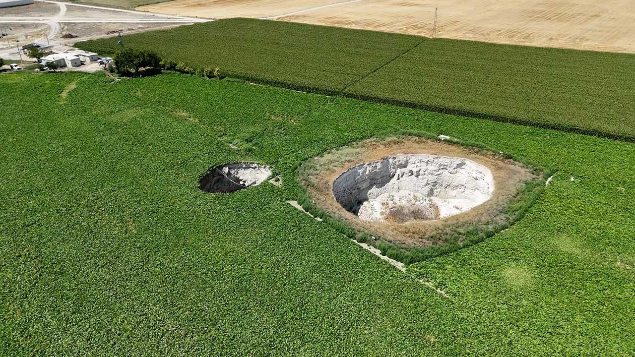 Konya'da obruklar evlere çok yaklaştı: Yerden su ve doğal gaz çıkıyor