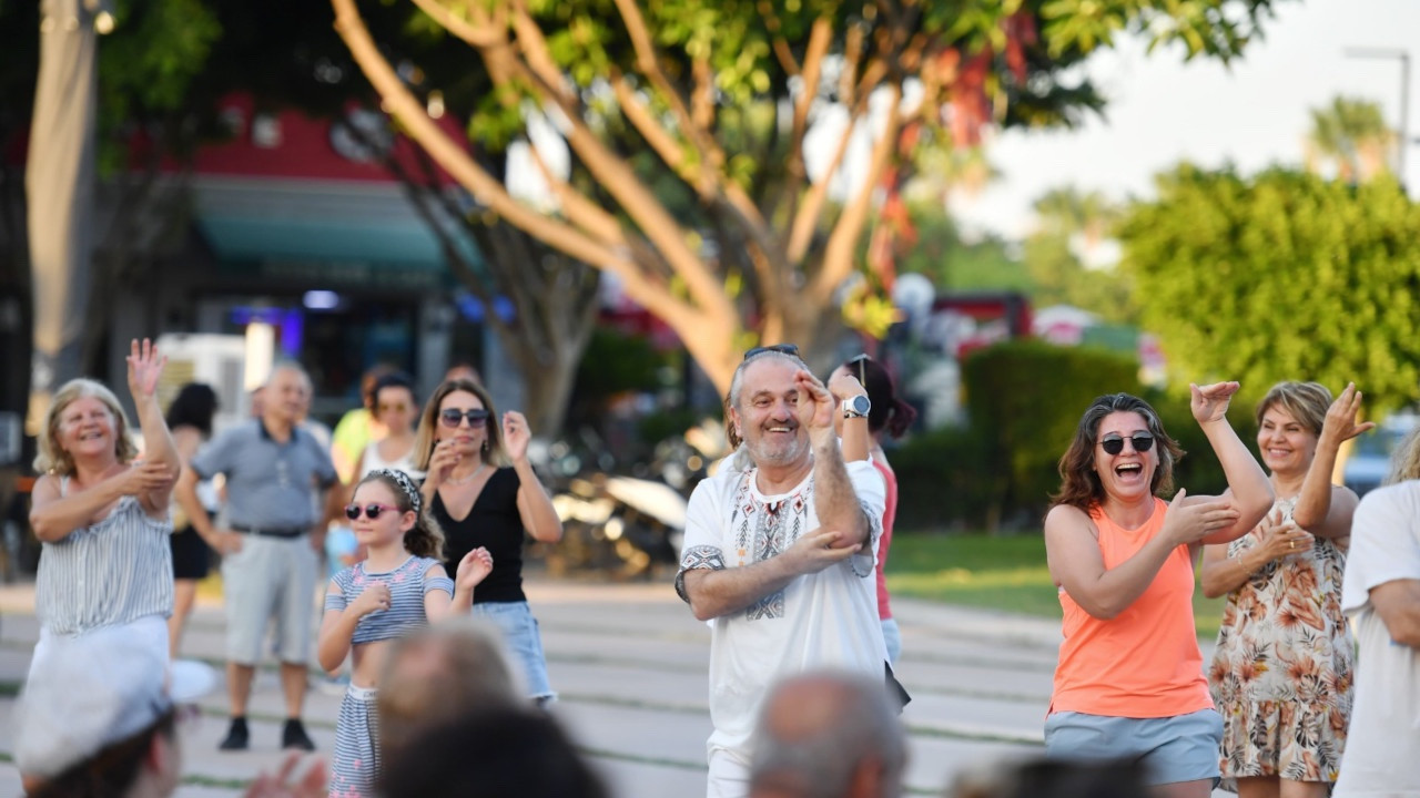 Konyaaltı'nda Gün Batımı Dansları sürüyor