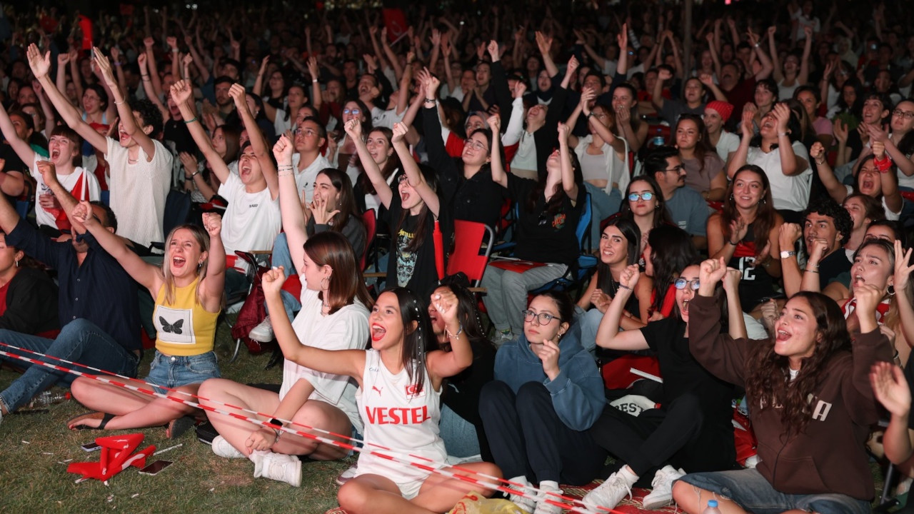 Eskişehir'de Türkiye-İtalya maçı için dev ekran kuruldu