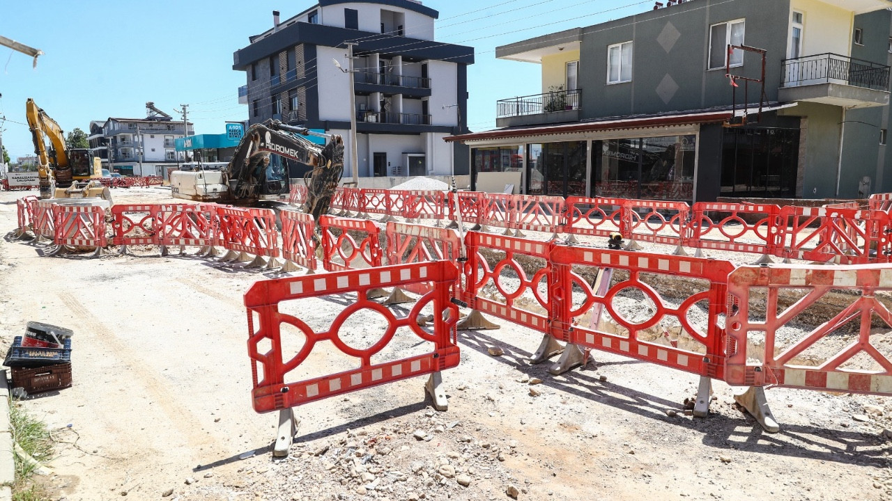 Antalya'nın Döşemealtı ilçesinde kanalizasyon çalışmaları sürüyor