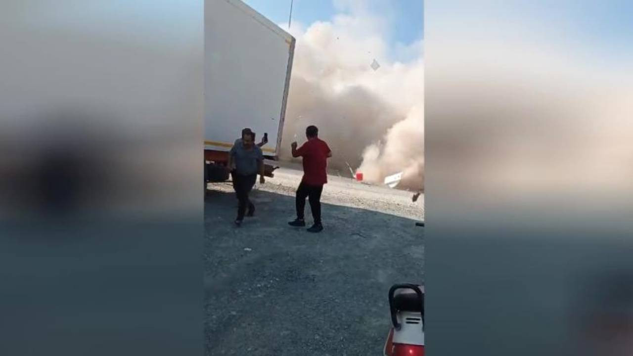 Hatay'da ağır hasarlı binanın kontrolsüz yıkımı paniğe yol açtı