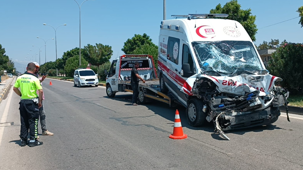 Vakadan dönen ambulans tankerle çarpıştı: 3 sağlıkçı yaralandı