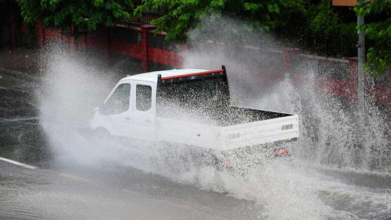 Meteoroloji'den sağanak ve kuvvetli rüzgar uyarısı: Sıcaklık azalmıyor