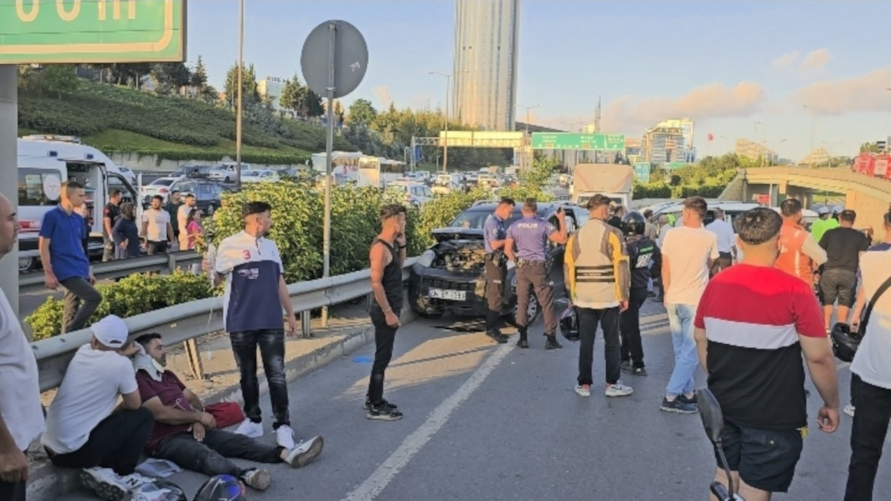 Arıza yapan aracın yanında bekleyenlere başka araç çarptı: 5 yaralı