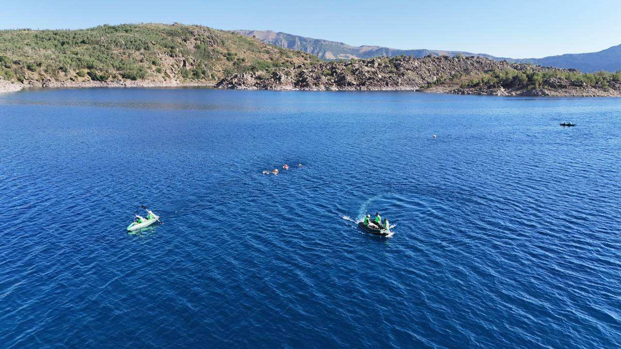 Nemrut Krater Gölü'nde 10 kilometre kulaç attılar