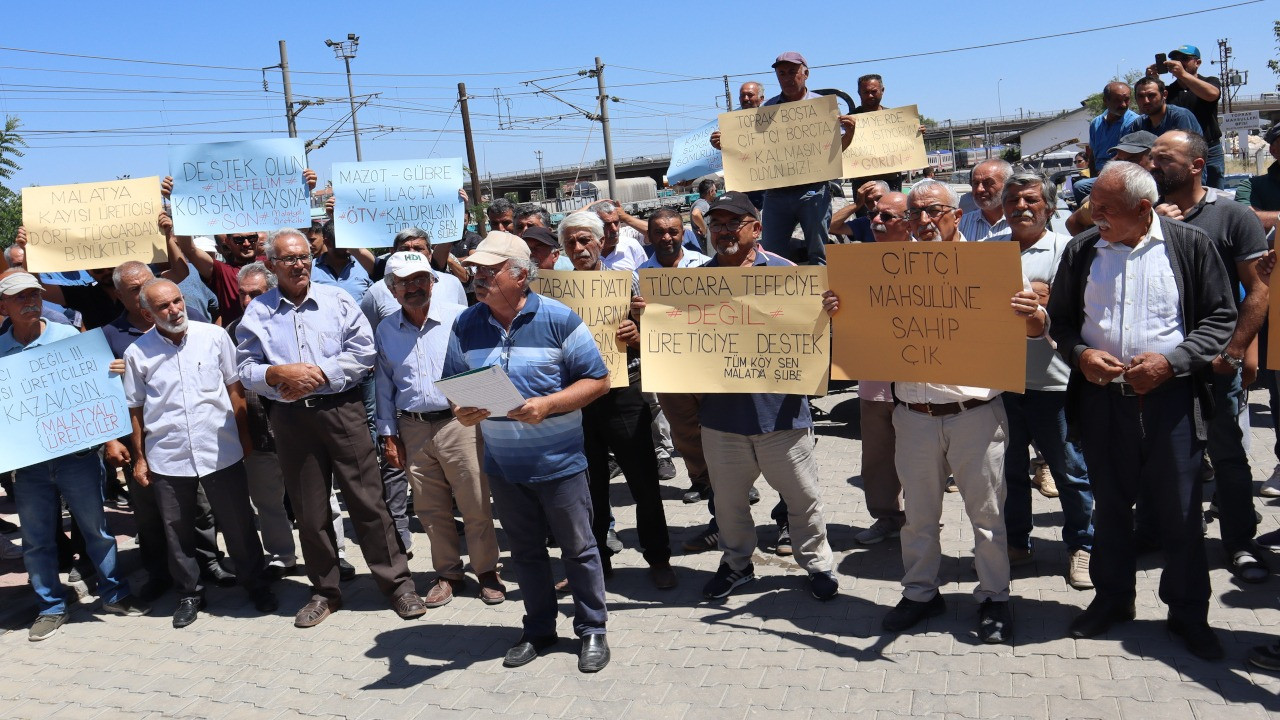 Malatya'da çiftçiler kayısı fiyatını protesto etti