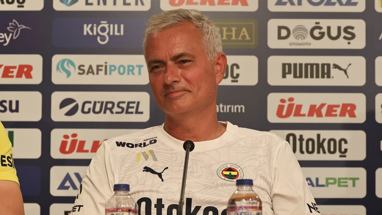 Mourinho'dan 'Okan Buruk' örneği: Ben kart görmeden sahaya 1 metre bile giremiyorum