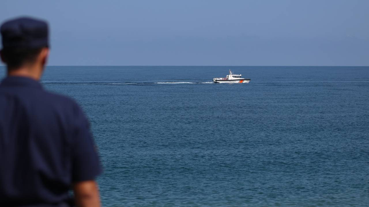 Kastamonu'da batan teknedeki 3 kişiyi arama çalışmaları sürüyor