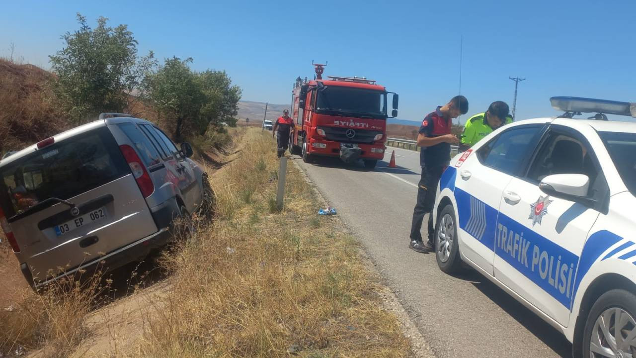 Çorum'da hafif ticari araç su kanalına devrildi: 2 kişi yaralandı