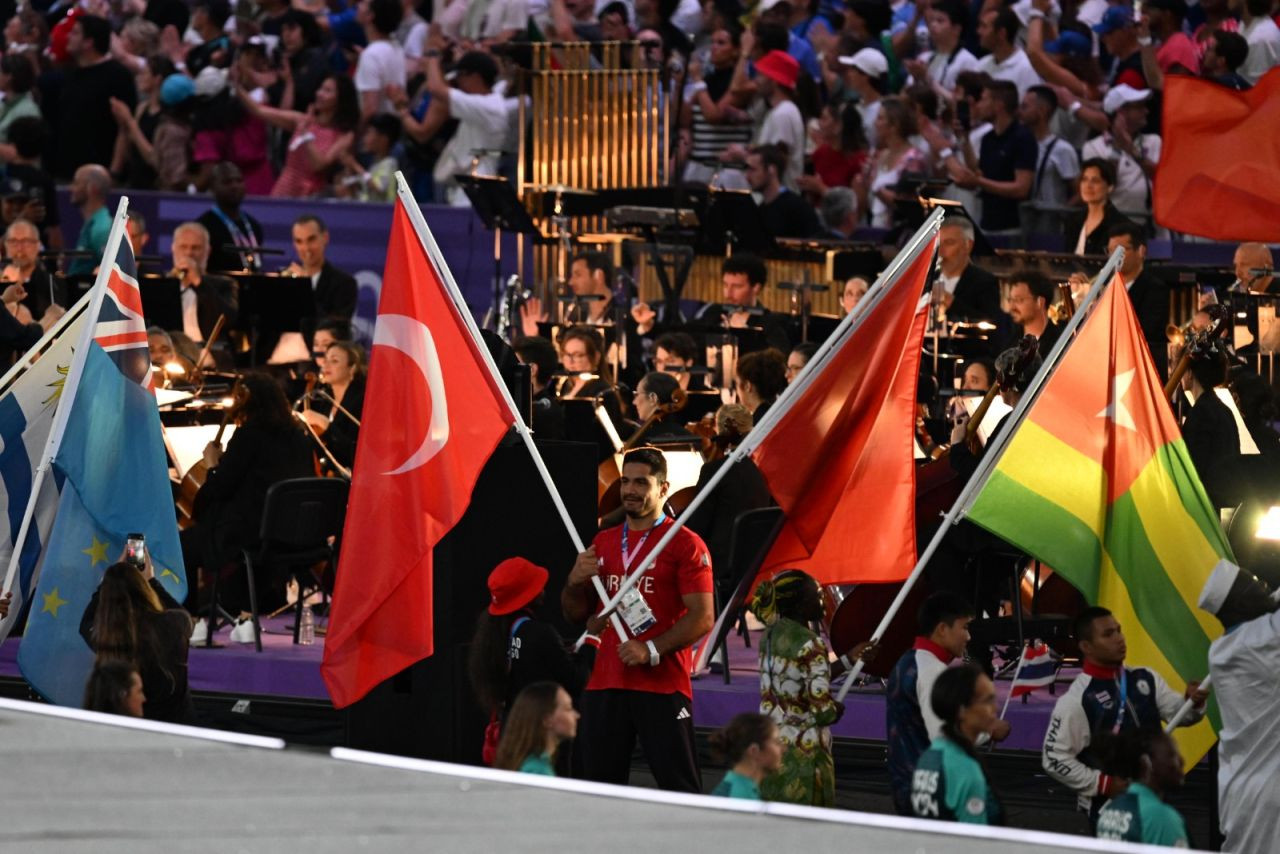 Fotoğraflarla Paris 2024 Olimpiyat Oyunları kapanış töreni: Tom Cruise çatıdan indi - Sayfa 3