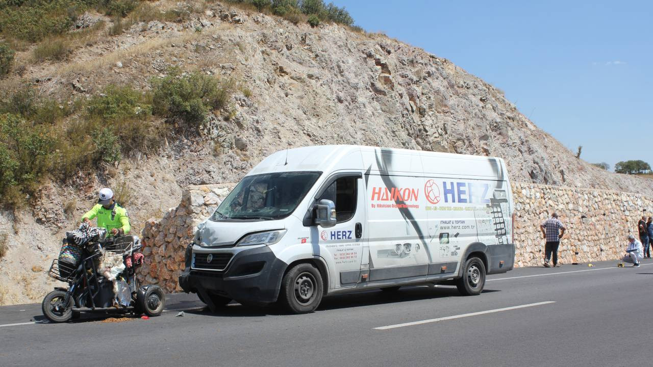 Hayvanlara mama götürüyordu: Kütahya'da minibüsün çarptığı elektrikli bisiklet sürücüsü öldü