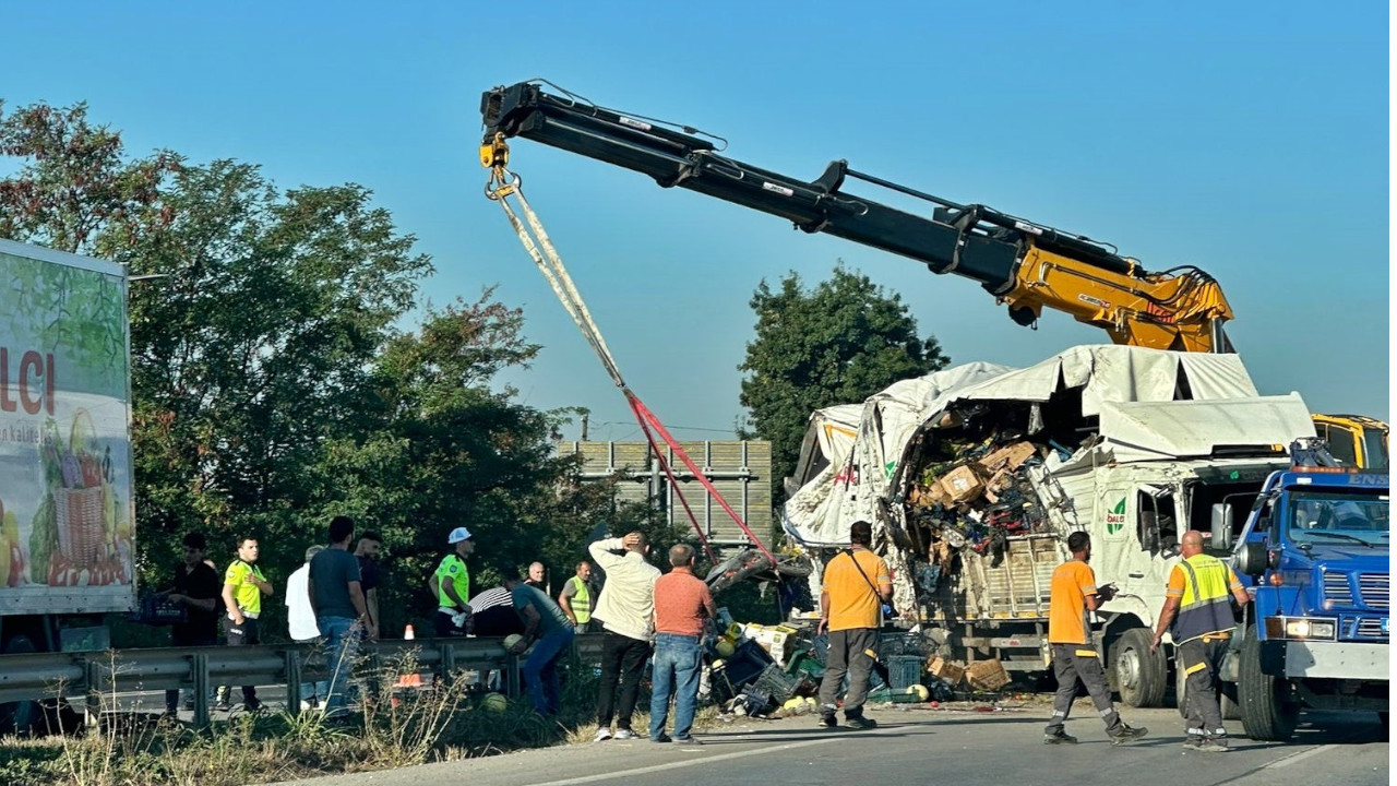 Sakarya'da kamyon devrildi: 2 yaralı