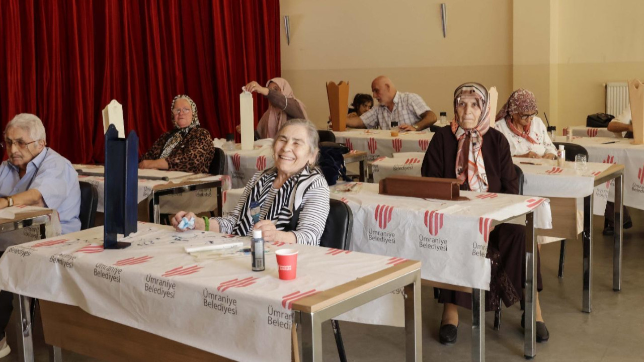 Ümraniye Belediyesi'nden ileri yaştakiler için ahşap boyama atölyesi