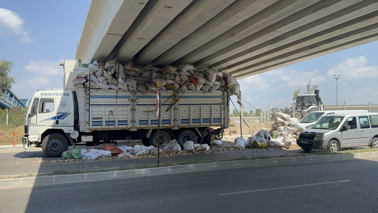 Adana'da odun yüklü kamyon köprü altında sıkıştı