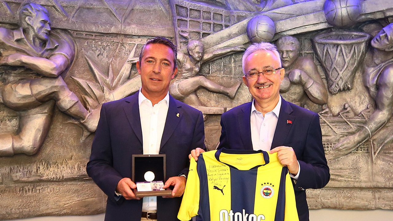 Lefter adına basılan hatıra parası Ali Koç'a hediye edildi